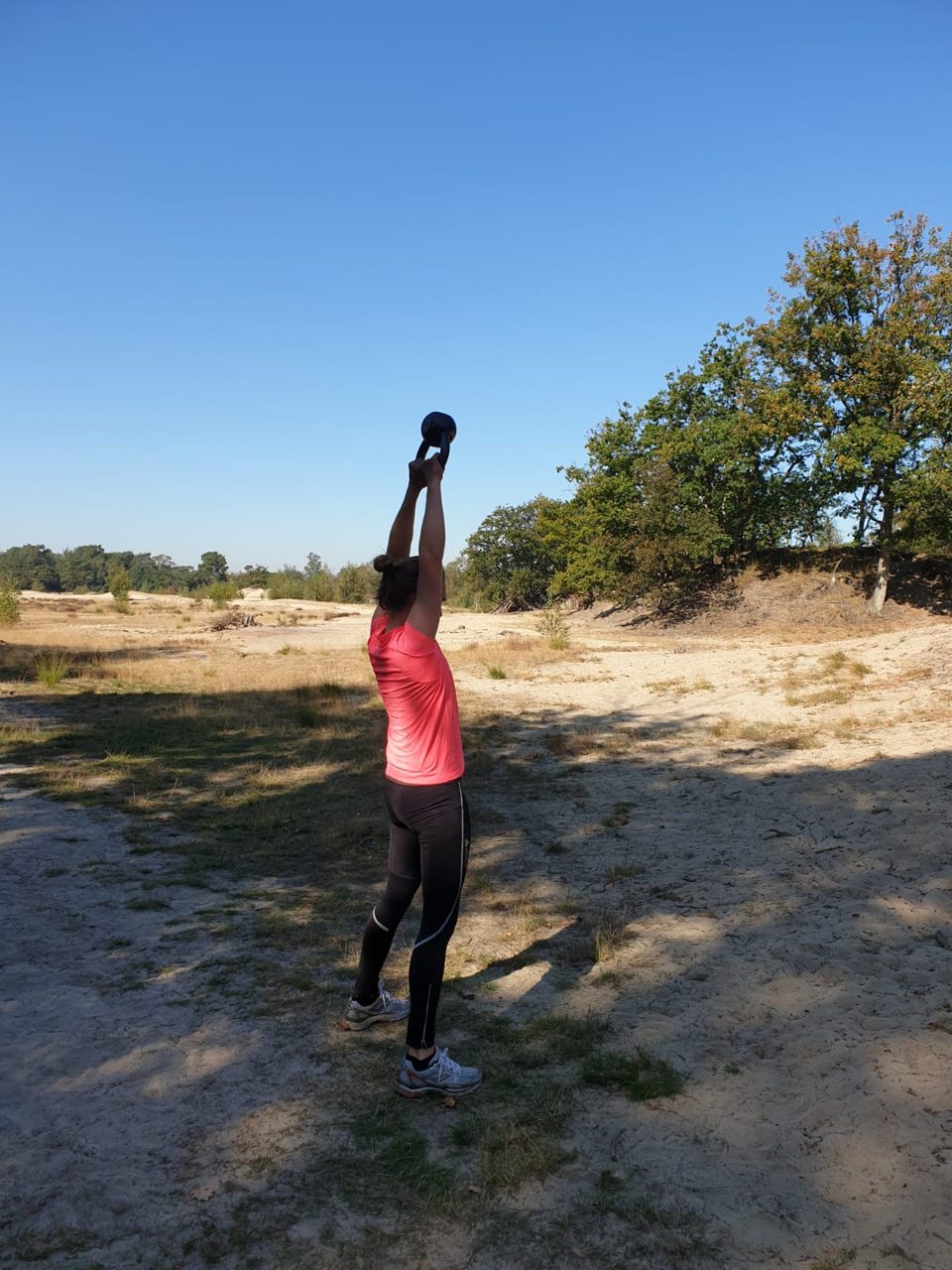 Kettlebell-oefening in de buitenlucht