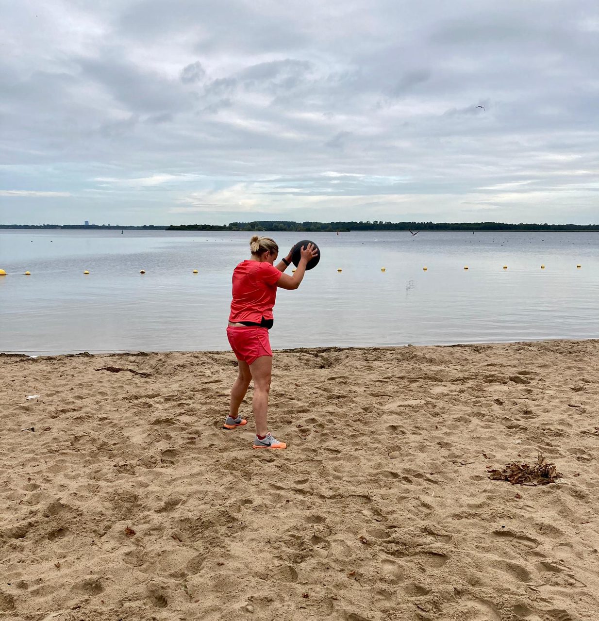 Training met gewichten op het strand