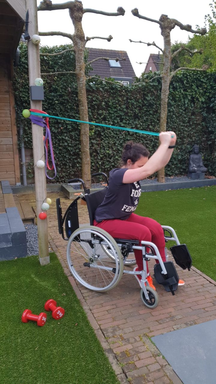 Hersteltraining met weerstandsband vanuit een rolstoel