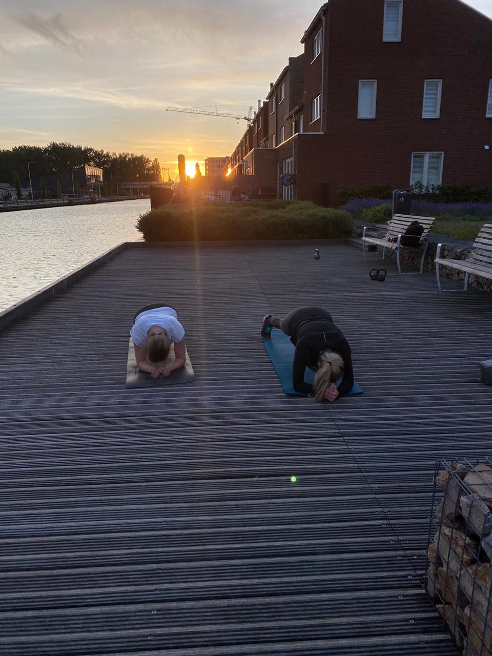 Personal training langs het water bij zonsondergang